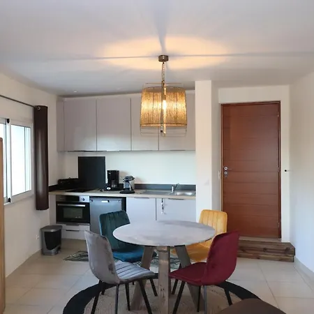 50 M2 Avec Parking Gratuit Sur Place