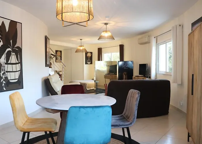 50 M2 Avec Parking Gratuit Sur Place